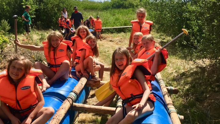 Tømmerflåde på sommerlejr