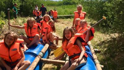 Tømmerflåde på sommerlejr